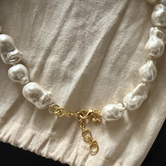 SALE🎄🎄🎄🎄 J Crew Baroque Pearl Necklace with Red Heart Pendant - NWOT - Picture 3 of 5